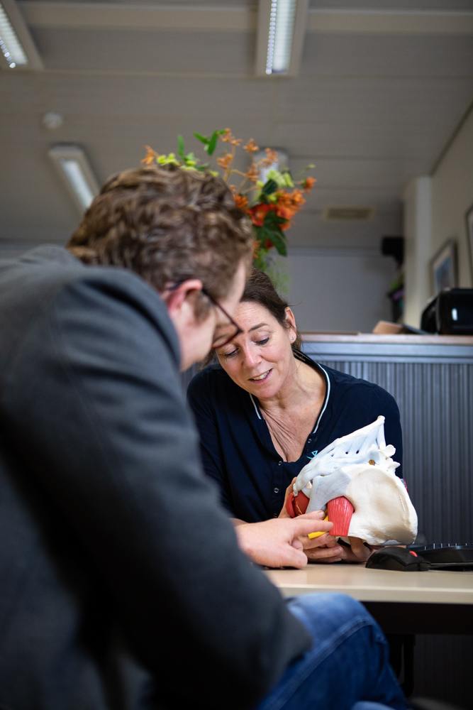 Bekkenfysiotherapeut bespreekt herstel na de bevalling