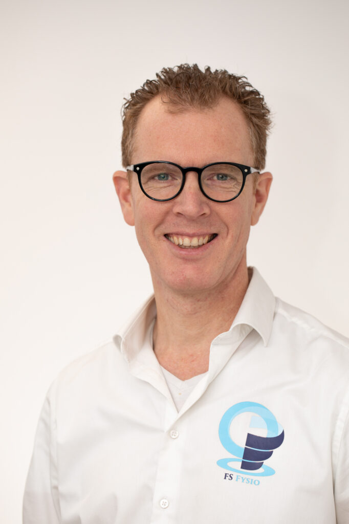 Vriendelijk portret van een fysiotherapeut Jasper Bier voor de praktijkwebsite.